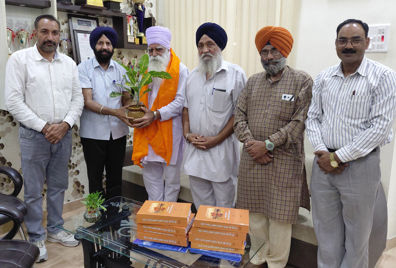 Bhai Mangal Singh, an old student of the college, presented seven volumes of Anbhavi Gurbani Gyan Stick to Khalsa College Mahilpur.